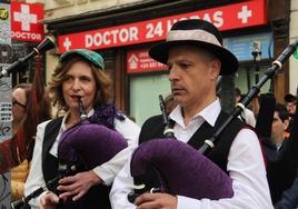 La Gran Vía madrileña disfruta de San Patricio con gaiteros bercianos