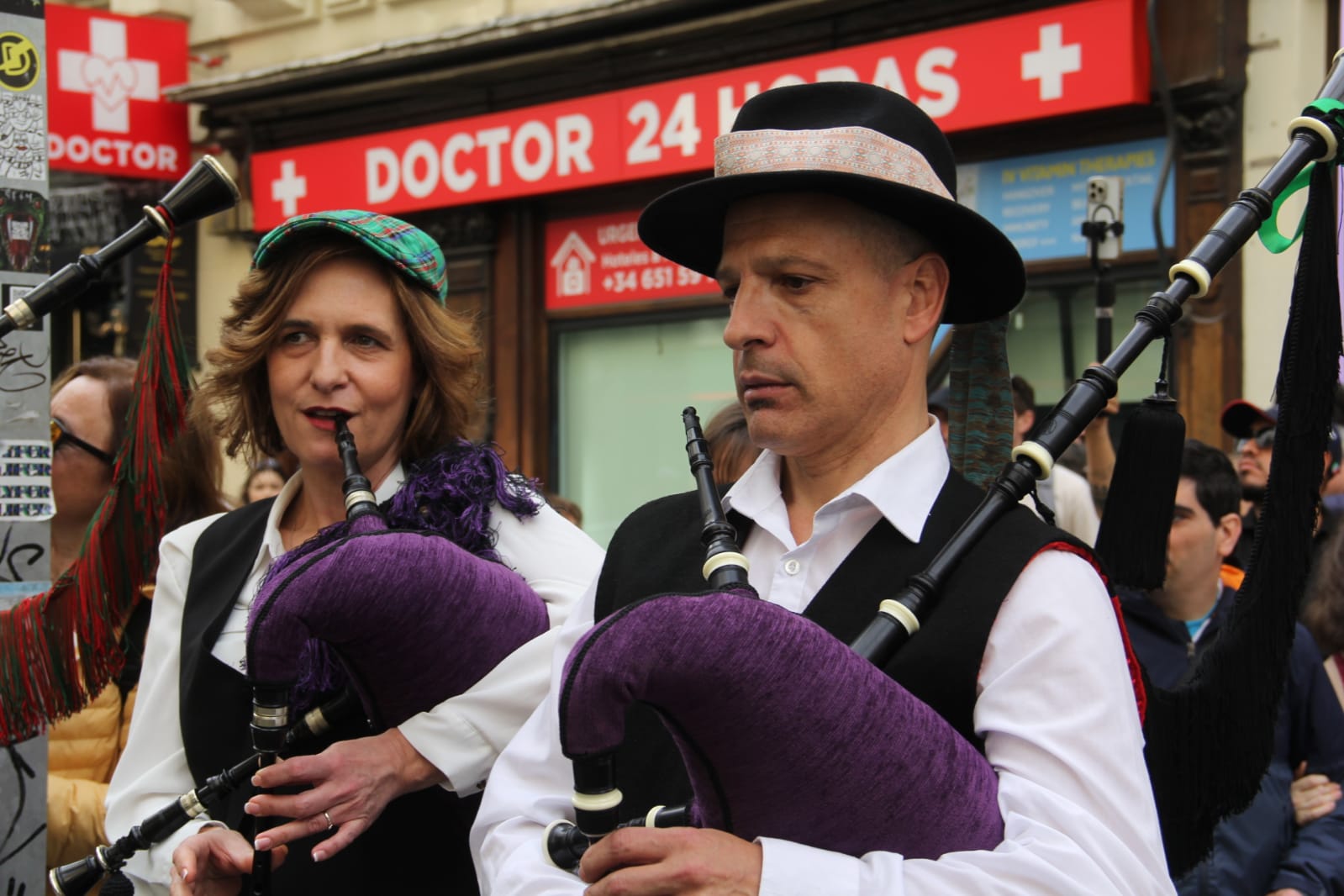 La Gran Vía madrileña disfruta de San Patricio con gaiteros bercianos