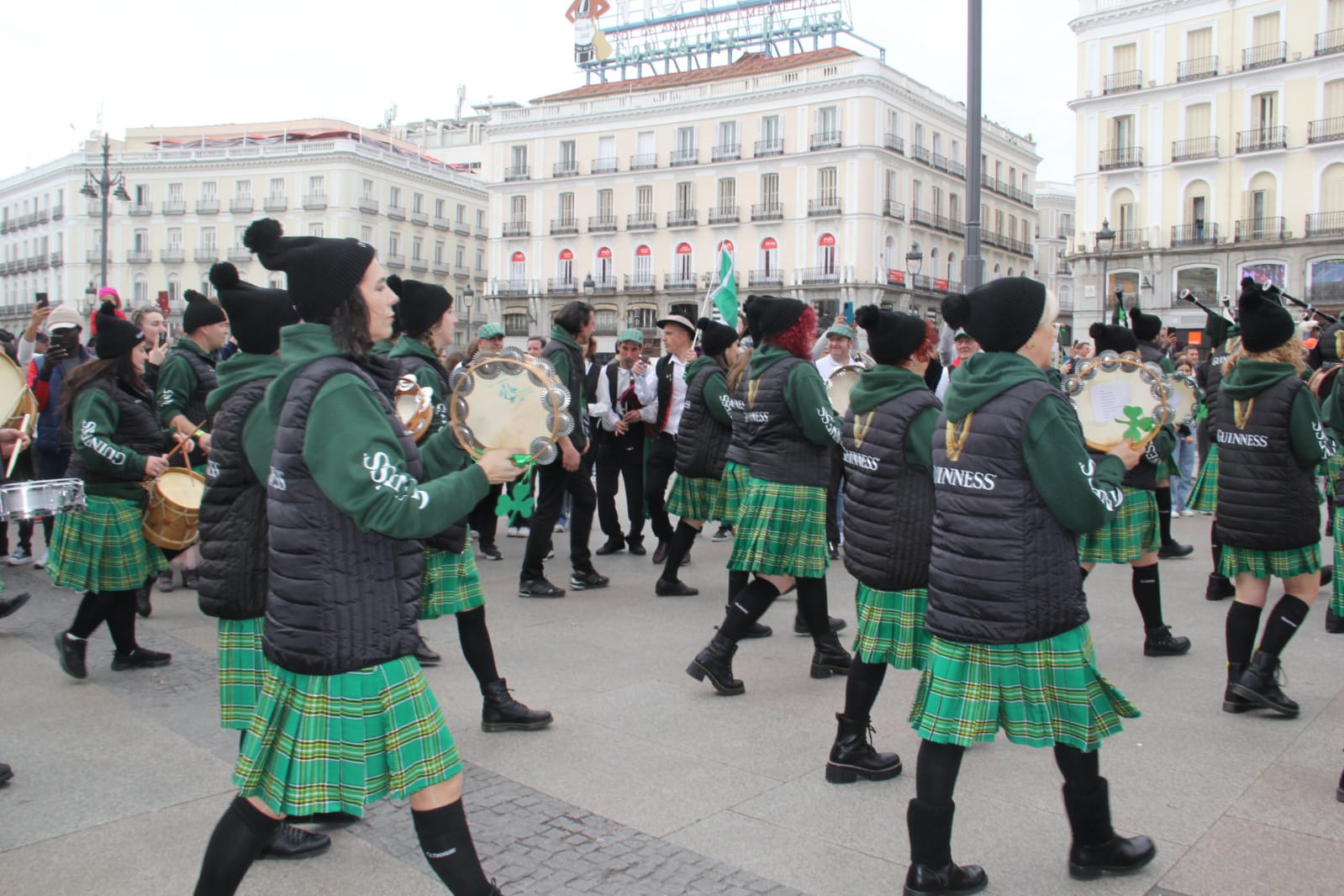 La Gran Vía madrileña disfruta de San Patricio con gaiteros bercianos