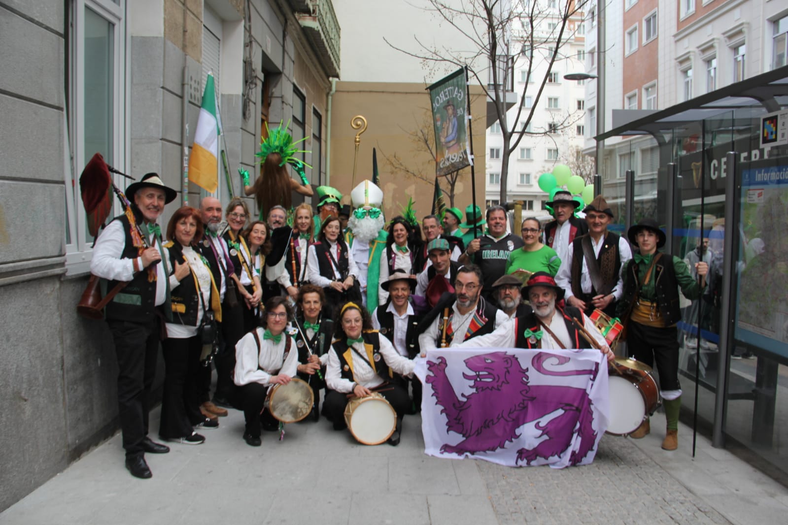 La Gran Vía madrileña disfruta de San Patricio con gaiteros bercianos