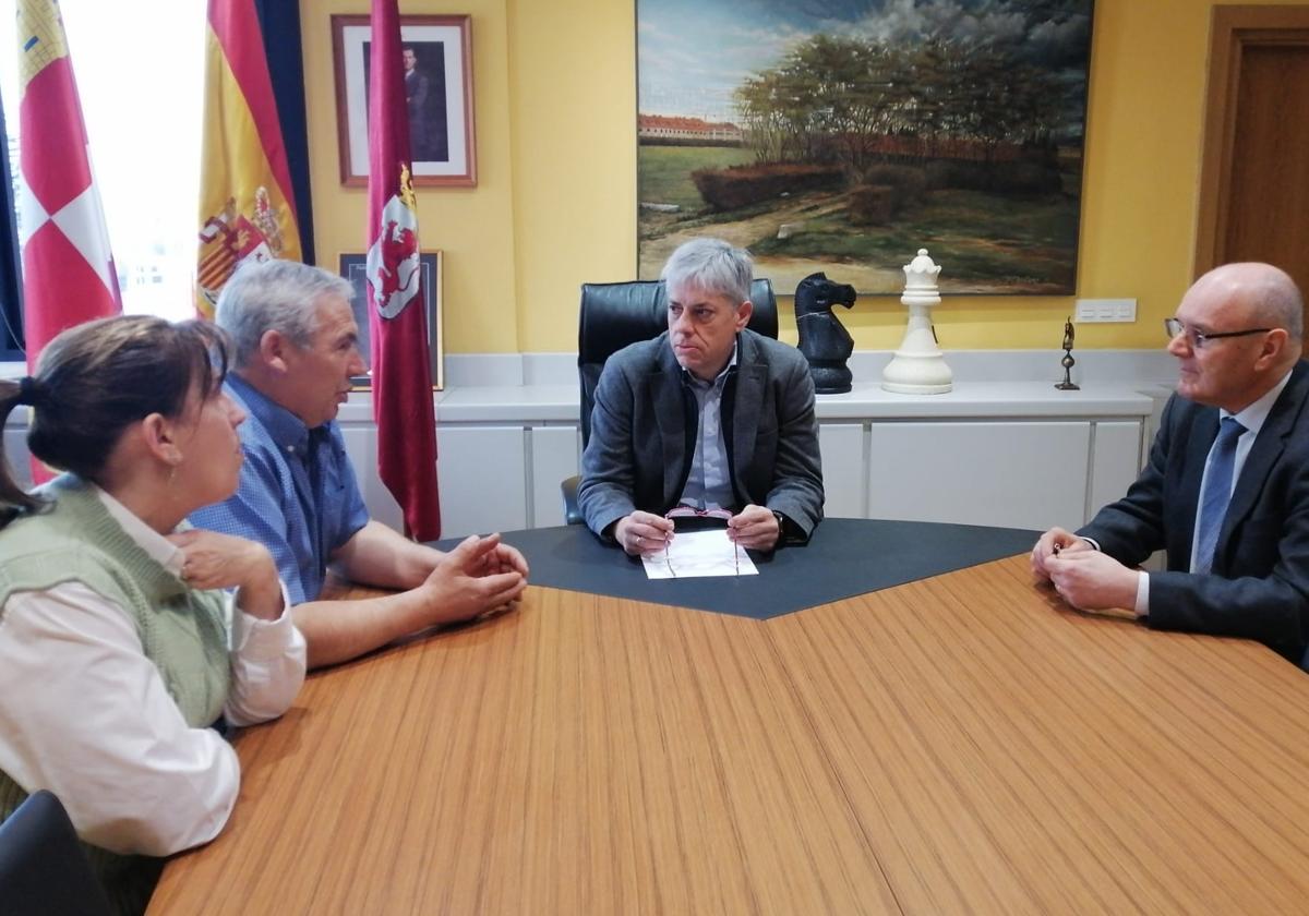 Reunión entre el alcalde de La Antigua y el delegado territorial, Eduardo Diego.