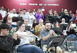 Ensayo de la Banda de Cornetas y Tambores del Santísimo Cristo de la Victoria de León.