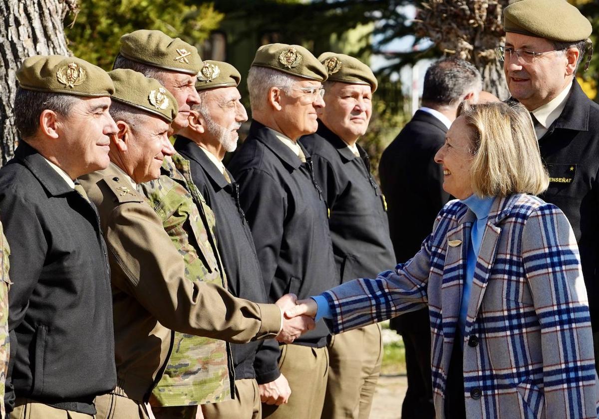 La secretaria de Estado de Defensa, Amparto Valcarce, el General de Ejército, Jefe del Estado Mayor del Ejército de Tierra, Amador Enseñat y Berea, y el inspector general del Ejército, teniente general Manuel Busquier Sáez, asisten a la entrega del premio Sistema de Acuartelamiento al Acuartelamiento Santocildes de Astorga.