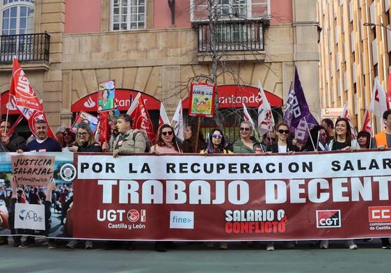 Decenas de trabajadores del sector bancario de León se han movilizado este viernes en Ordoño II.