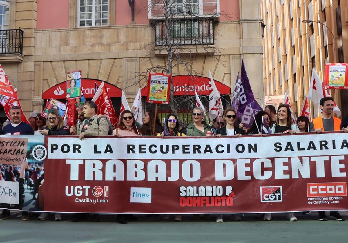 Decenas de trabajadores del sector bancario de León se han movilizado este viernes en Ordoño II.