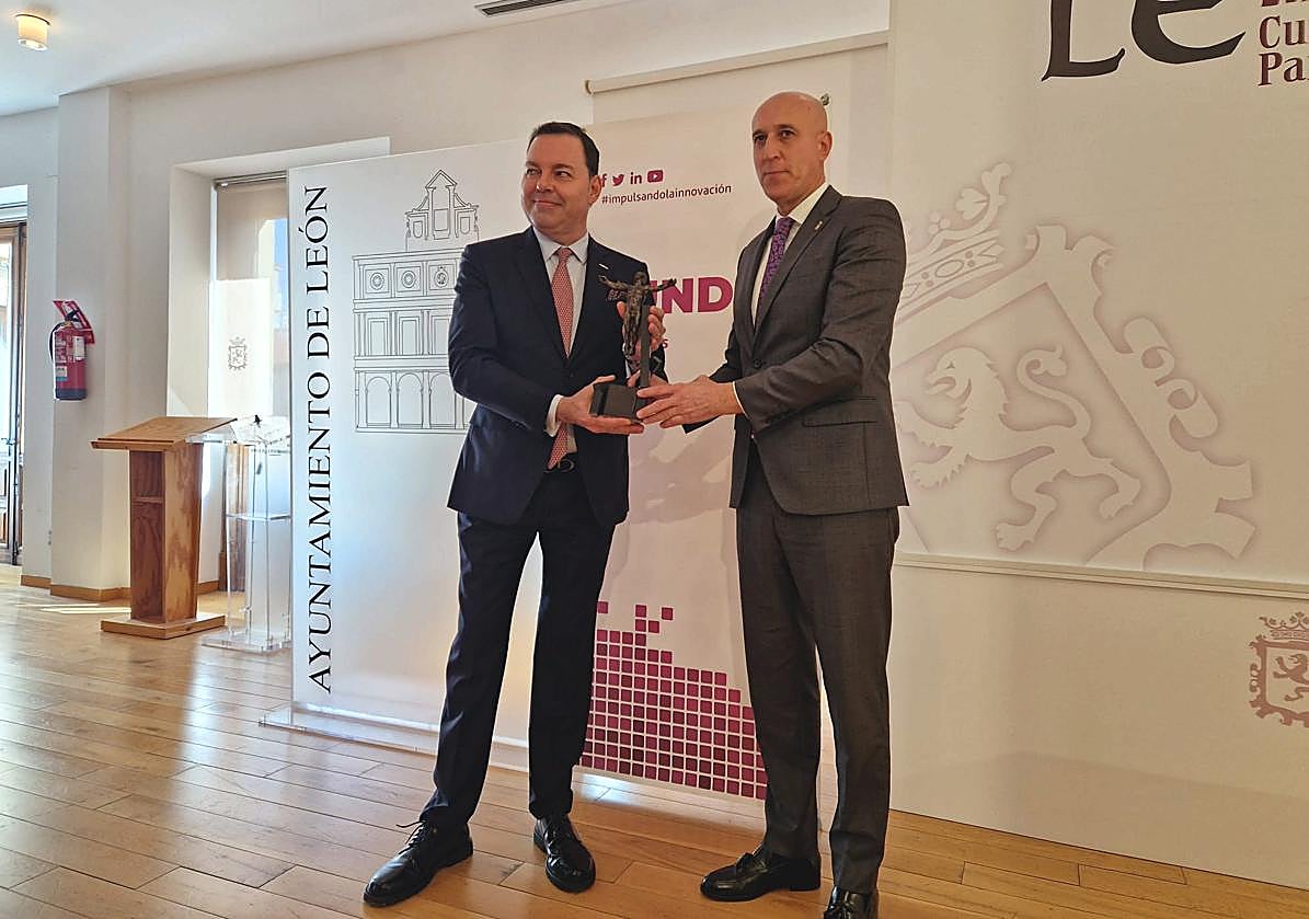 José María Viejo del Pozo, director general de Fundos y José Antonio Diez Díaz, alcalde de León en la presentación de la VI edición de los Premios Fundos a la Innovación Social en Castilla y León.