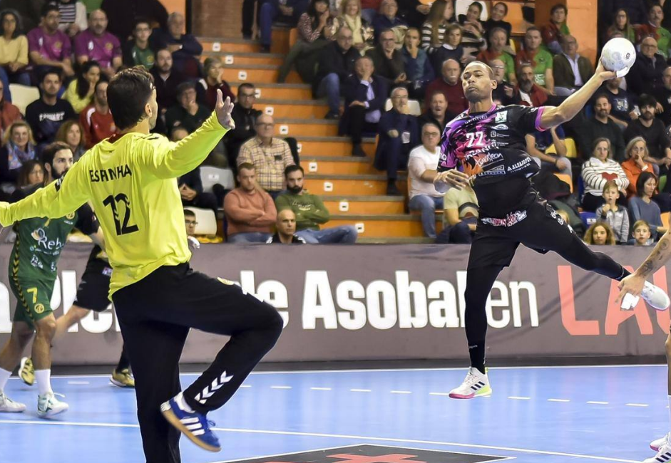 Imagen del partido entre Ademar y Cuenca Balonmano de la primera vuelta.