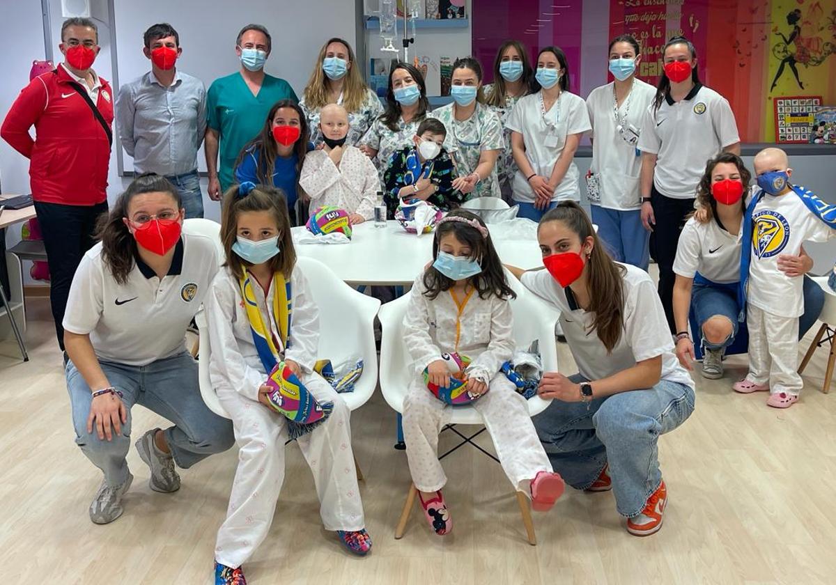 Visita de las jugadoras del Olímpico al Hospital de León.