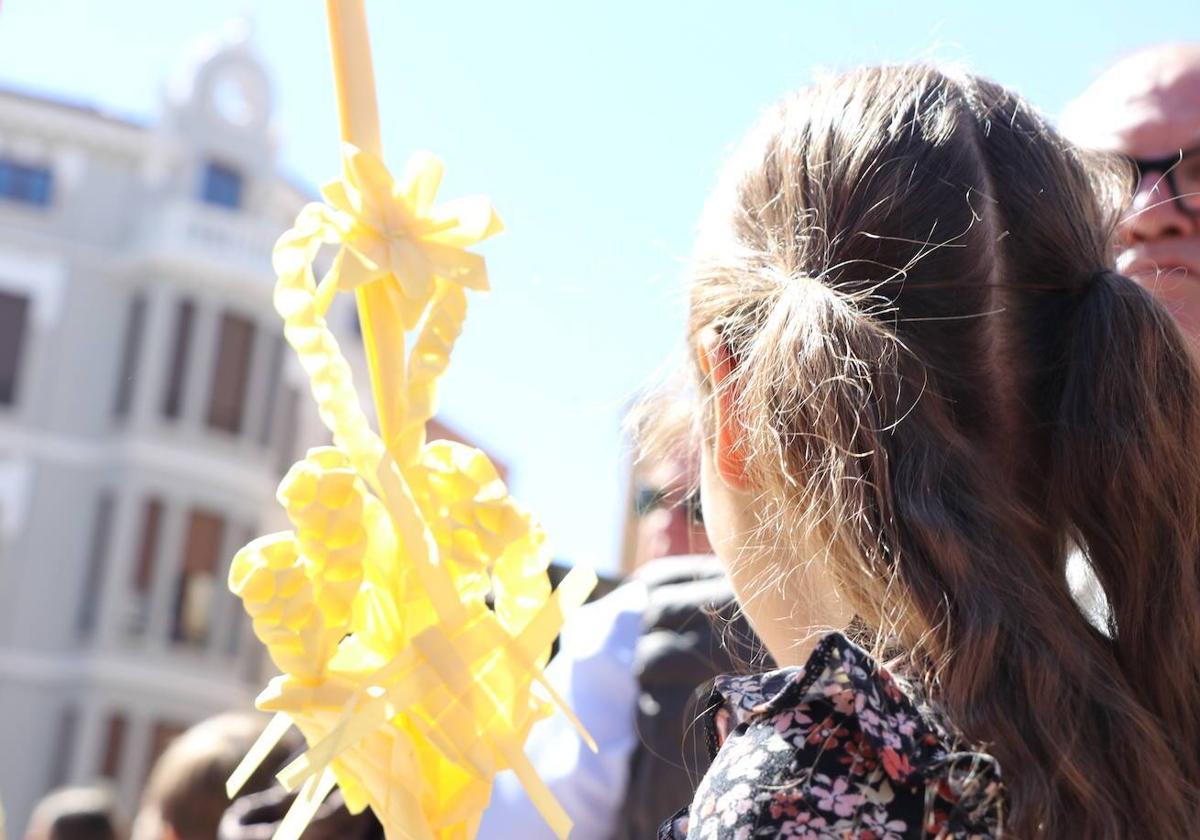 Una niña el Domingo de Ramos de 2023.