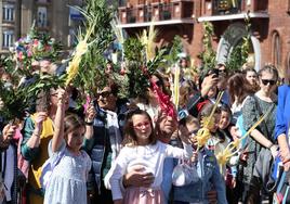 La plaza de San Marcelo se llena de niños con sus palmas este Domingo de Ramos.