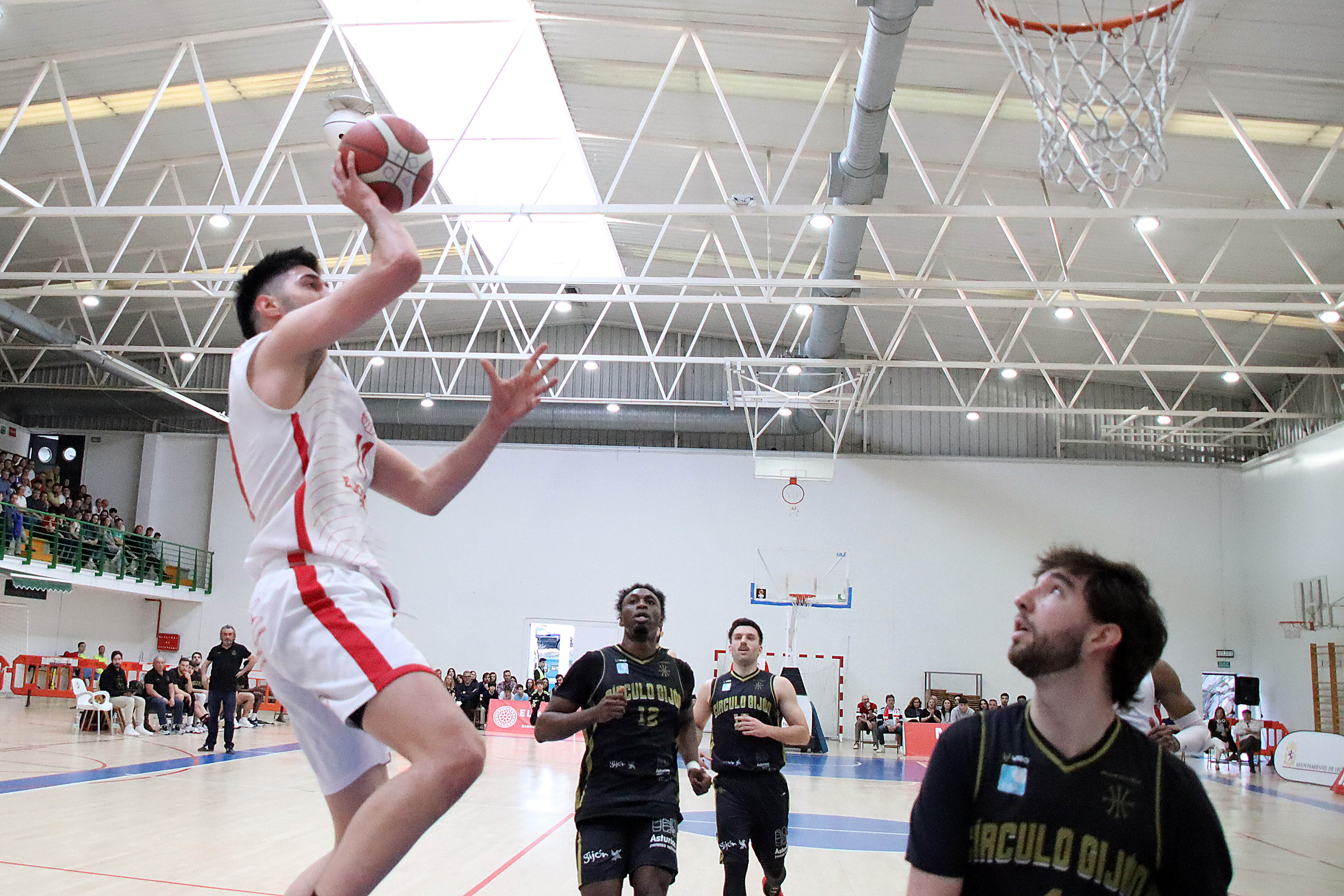 Imágenes del Cultural de Baloncesto 87- 65 Círculo Gijón