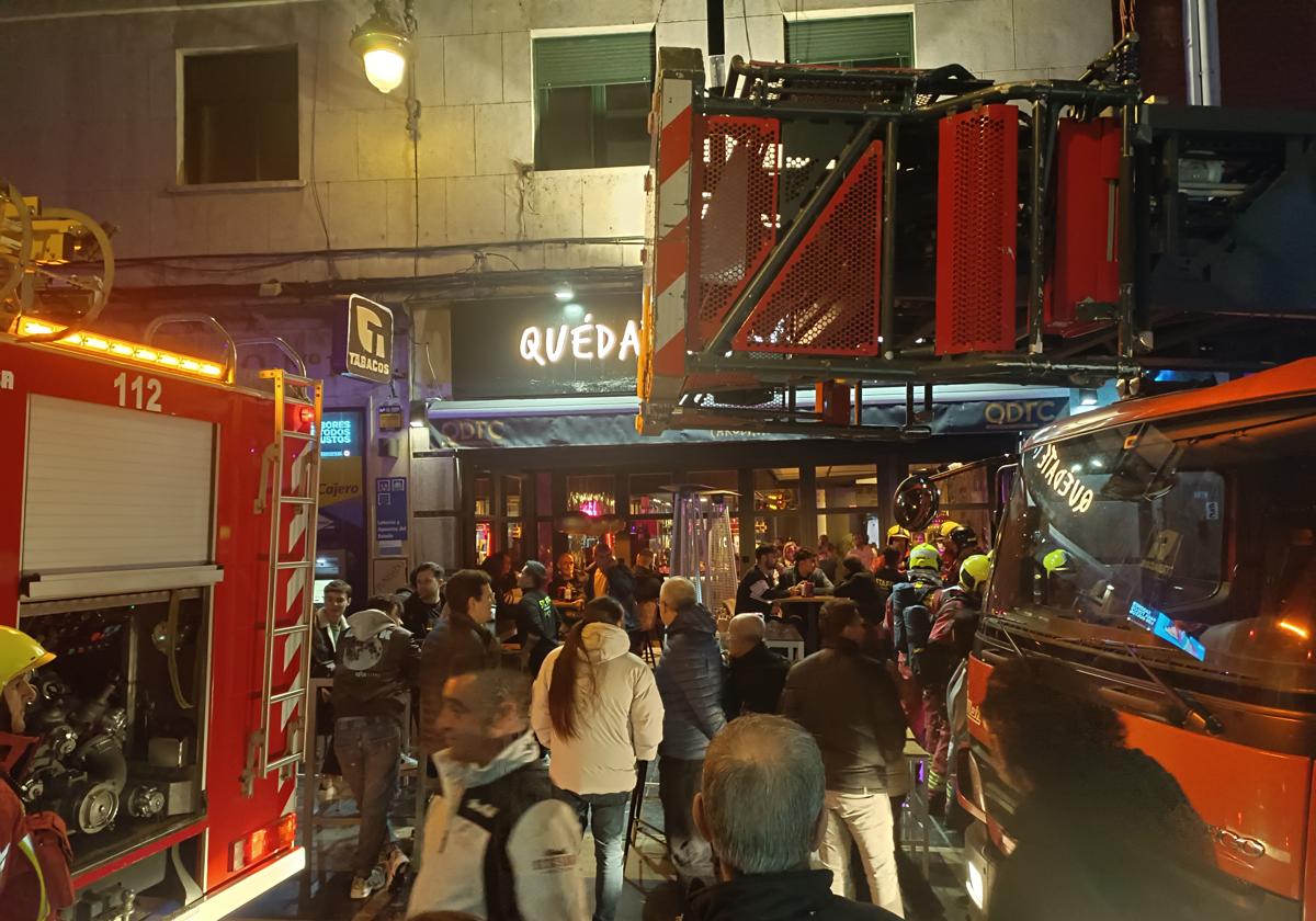 Imagen de la actuación de los Bomberos de León en la calle Ancha el Sábado de Pasión.