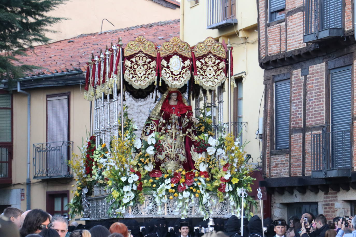 León se rinde al Gran Poder