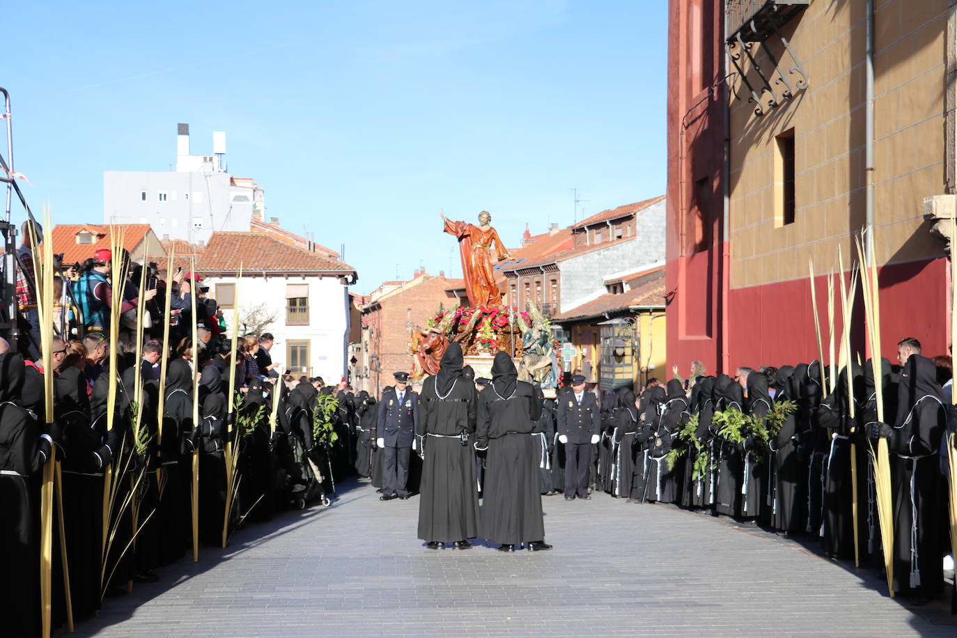 León se rinde al Gran Poder