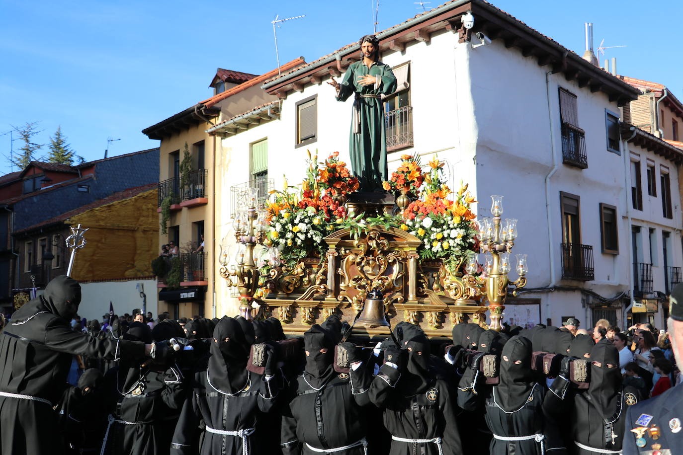 León se rinde al Gran Poder