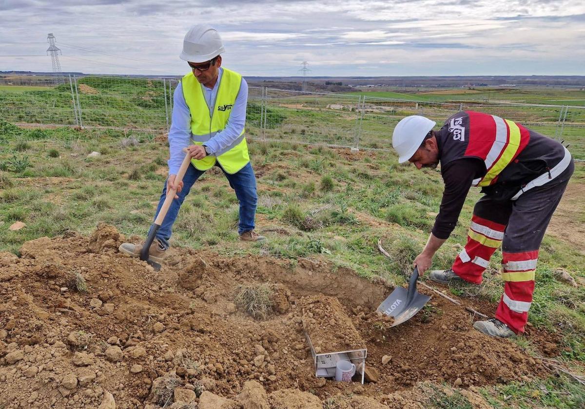 Dos operarios entierran la cápsula del tiempo en Lancia en marzo de 2023.