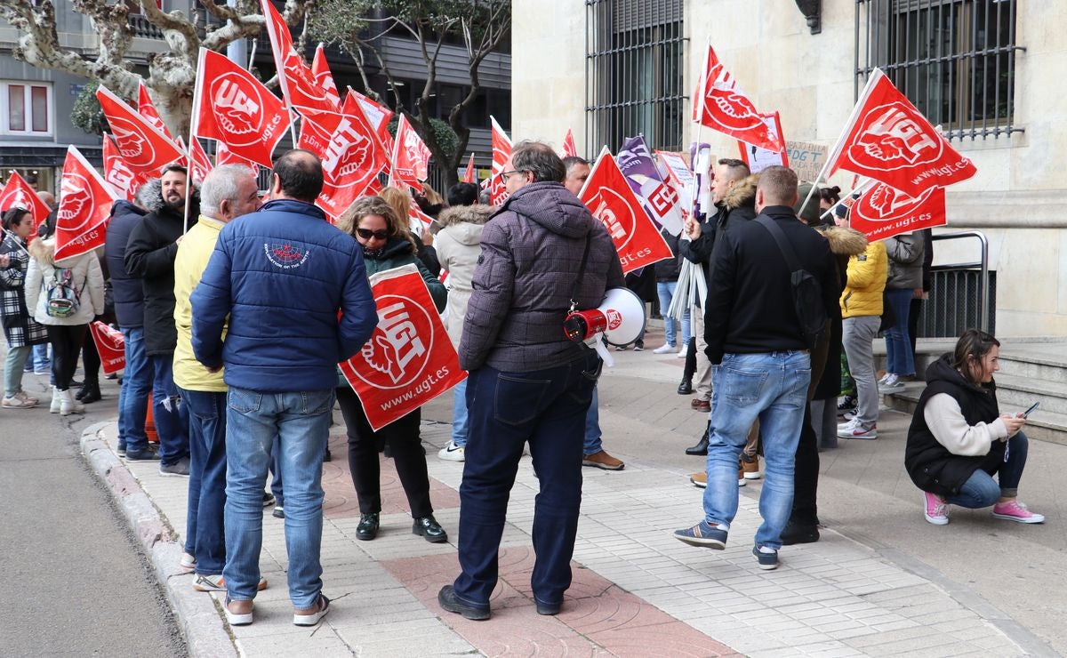 El Centro Estrada lleva su protesta a la subdelegación del Gobierno