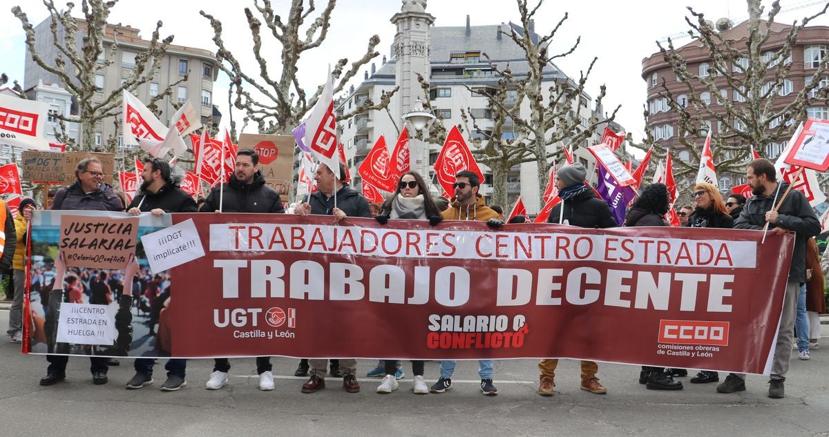 El Centro Estrada lleva su protesta a la subdelegación del Gobierno