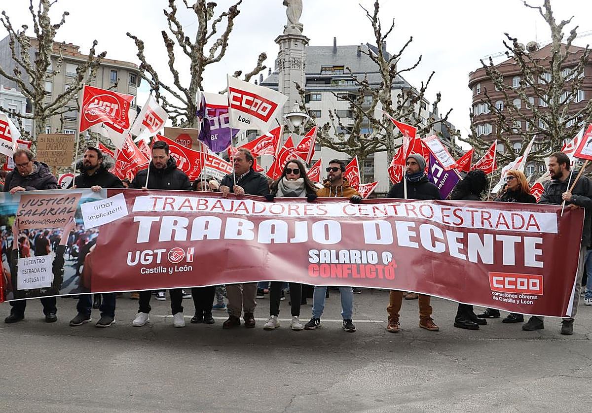 Los trabajadores del Centro Estrada se concentraron frente a la subdelegación del Gobierno.
