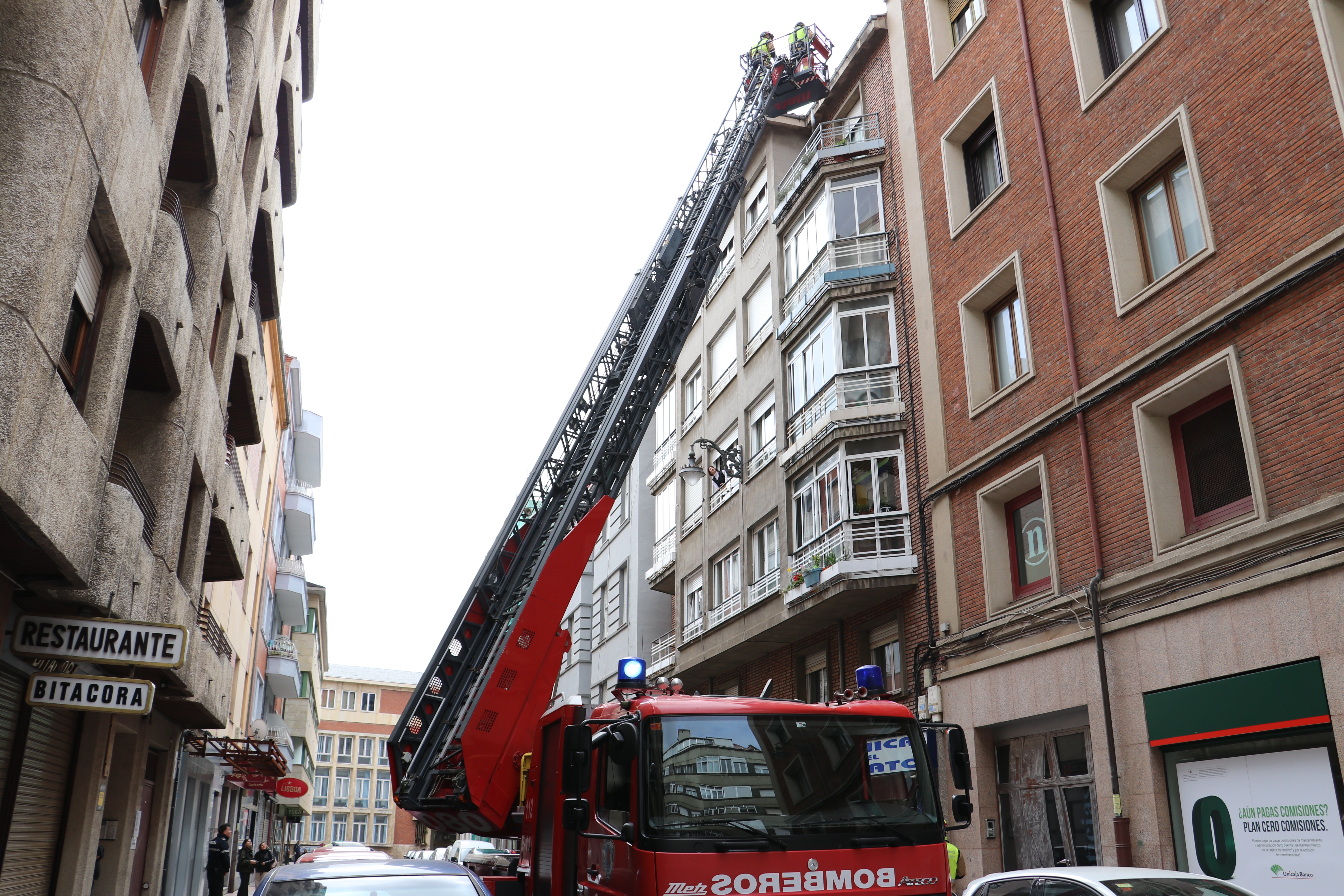 Los Bomberos de León intervienen un edificio tras caerse una teja.