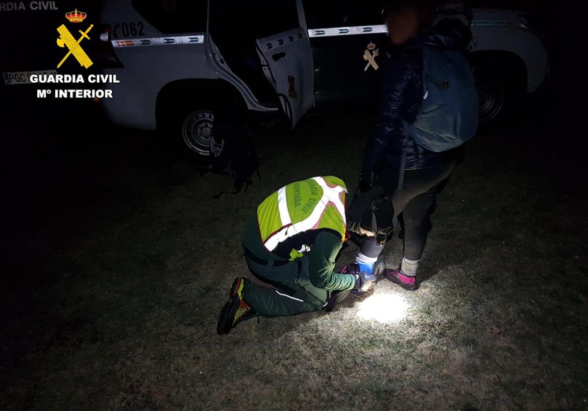 La Guardia Civil inmovilizan el tobillo de la mujer antes del descenso.