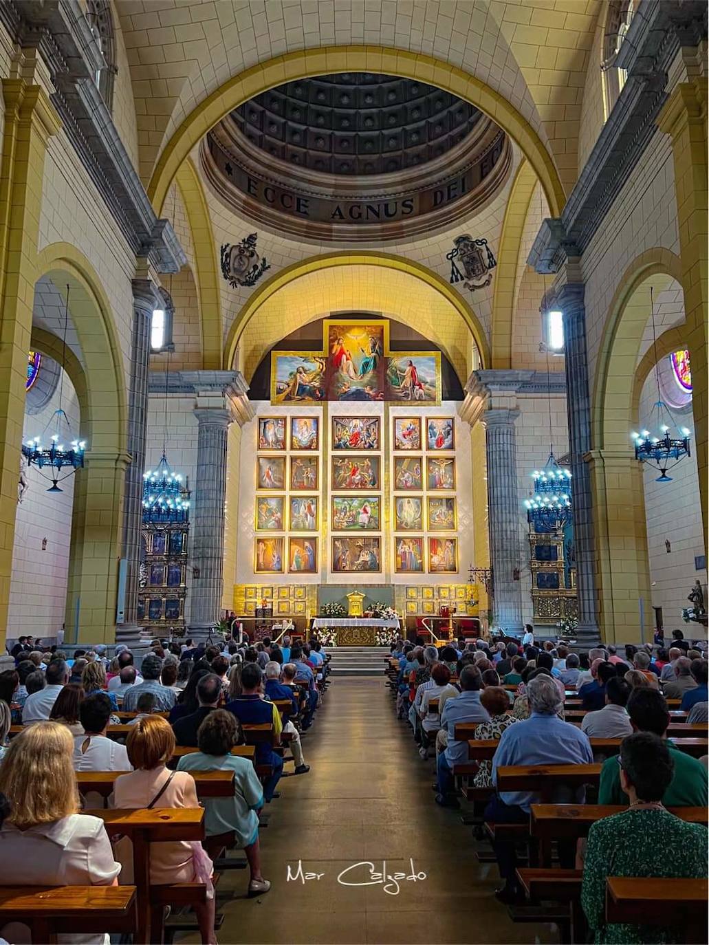 El retablo de la iglesia de Renueva representa los 20 misterios del rosario