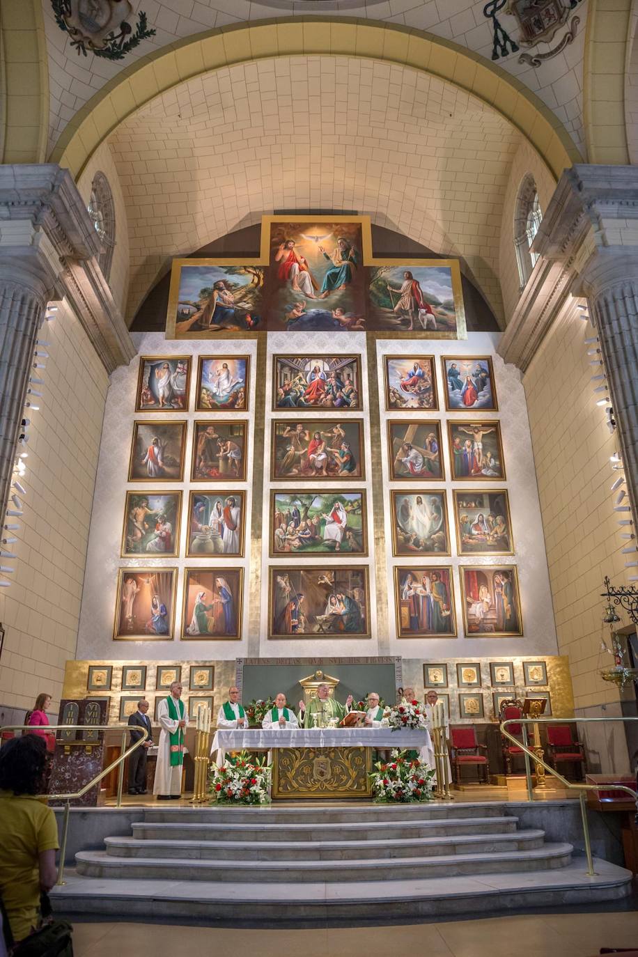 El retablo de la iglesia de Renueva representa los 20 misterios del rosario
