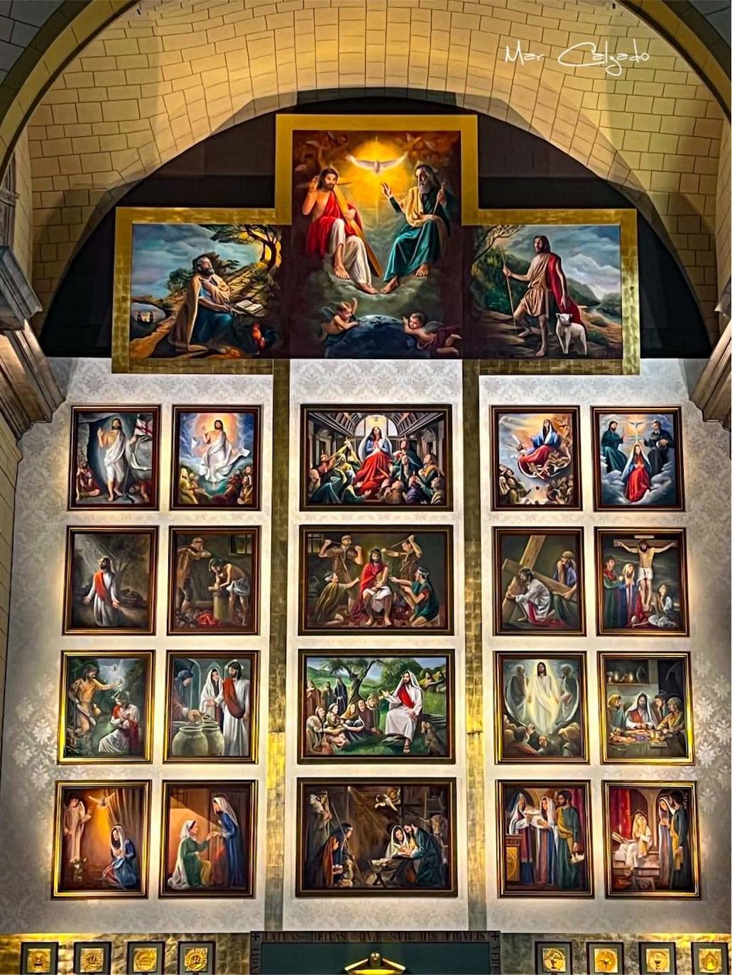 El retablo de la iglesia de Renueva representa los 20 misterios del rosario