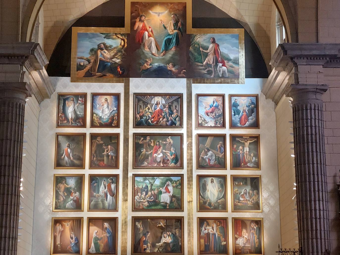 El retablo de la iglesia de Renueva representa los 20 misterios del rosario