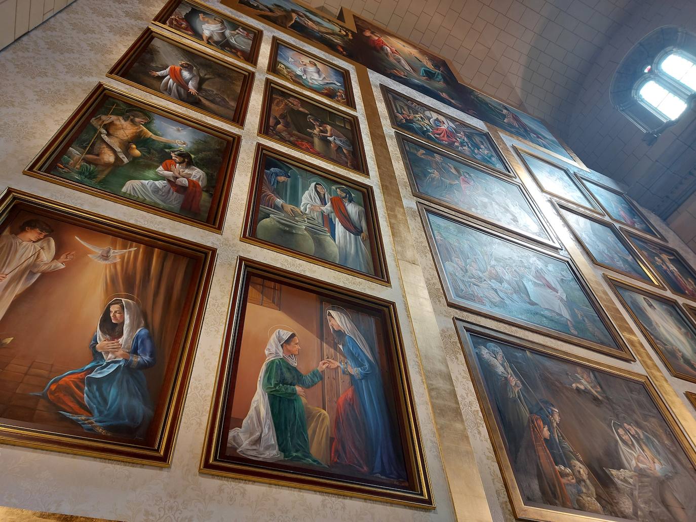 El retablo de la iglesia de Renueva representa los 20 misterios del rosario