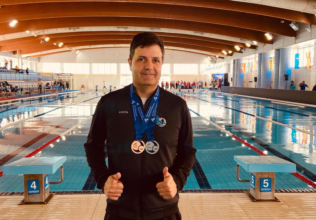 Rubén Serrano posa con sus dos medallas.