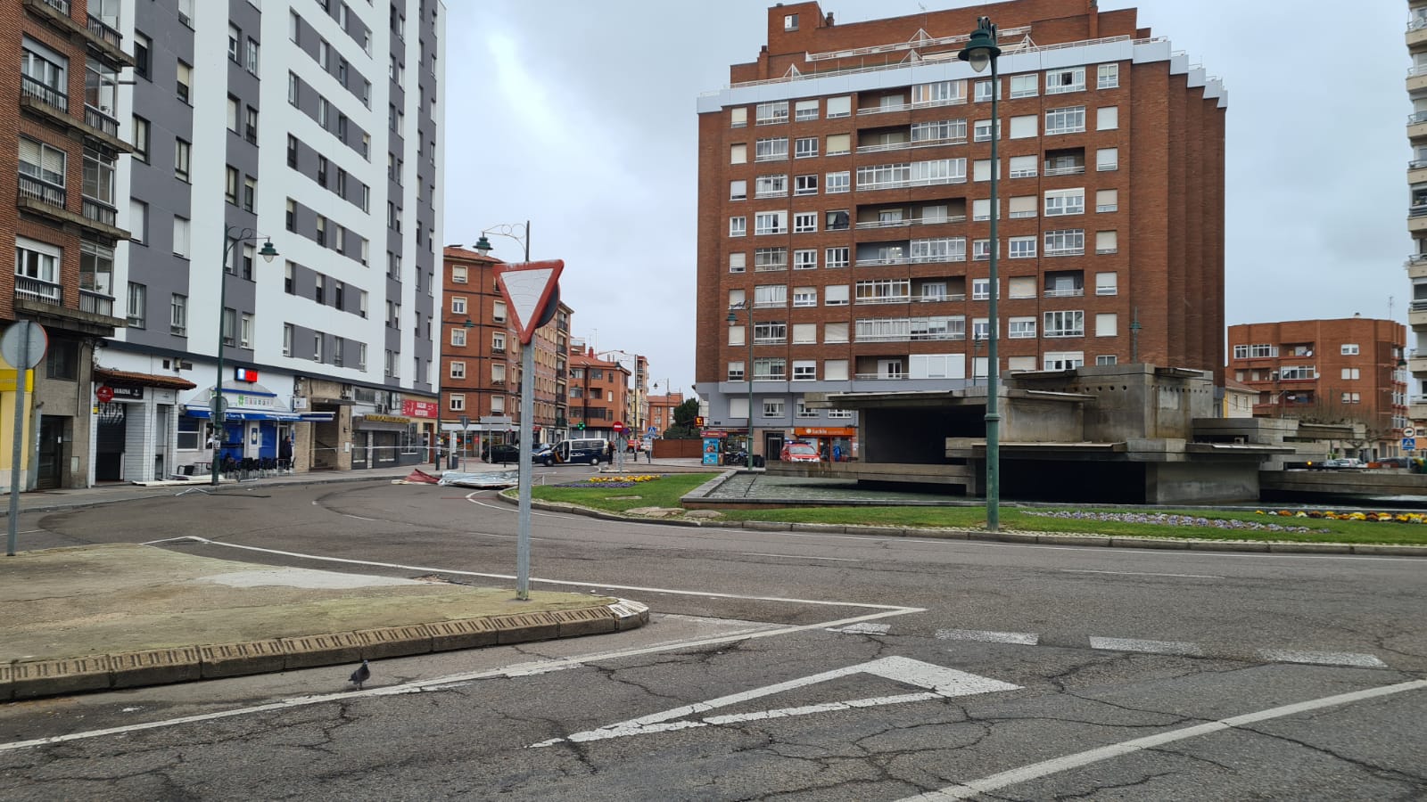 El viento vuela un tejado en León