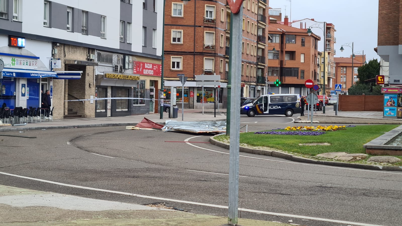 Parte de la cubierta de un tejado en la glorieta de Pinilla. 