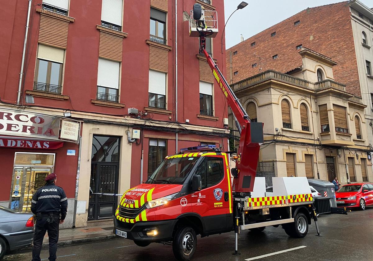 Una imagen de la actuación de los Bomberos en la calle Santa Nonia.