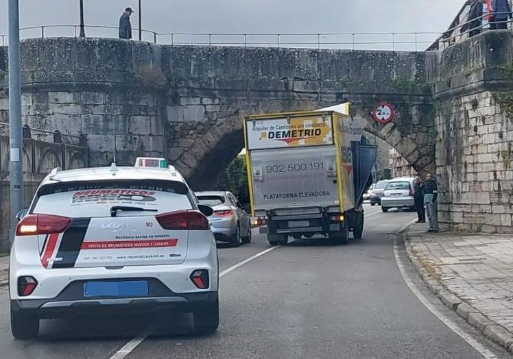 El camión causó restricciones al tráfico en el paseo de Salamanca.