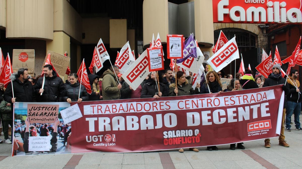 Tercera jornada de huelga de la plantilla del Centro Estrada de León