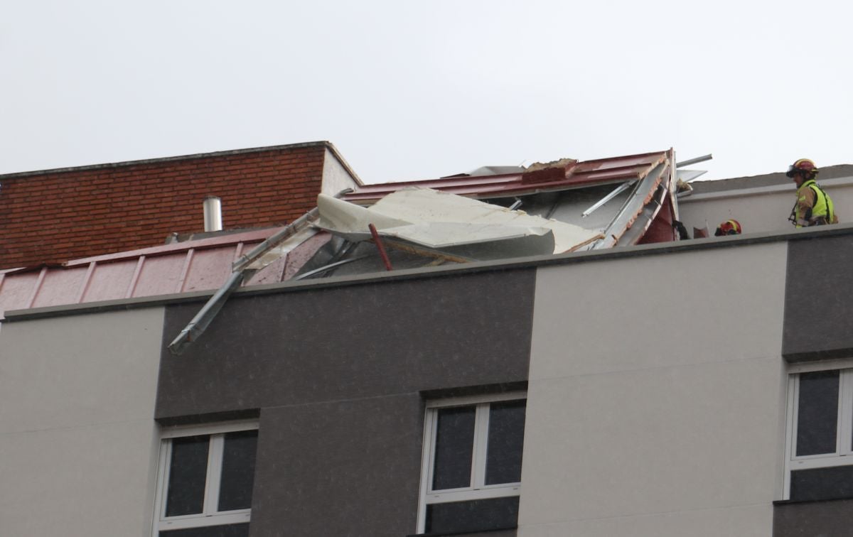 El viento vuela un tejado en León
