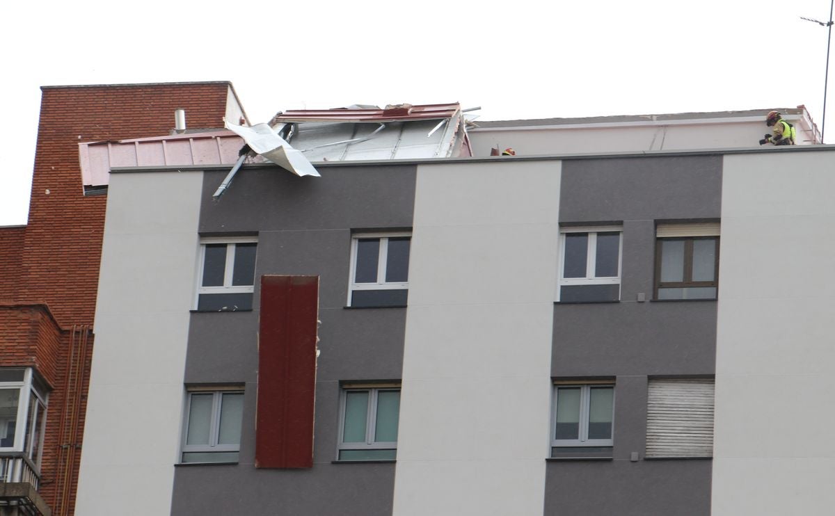 El viento vuela un tejado en León