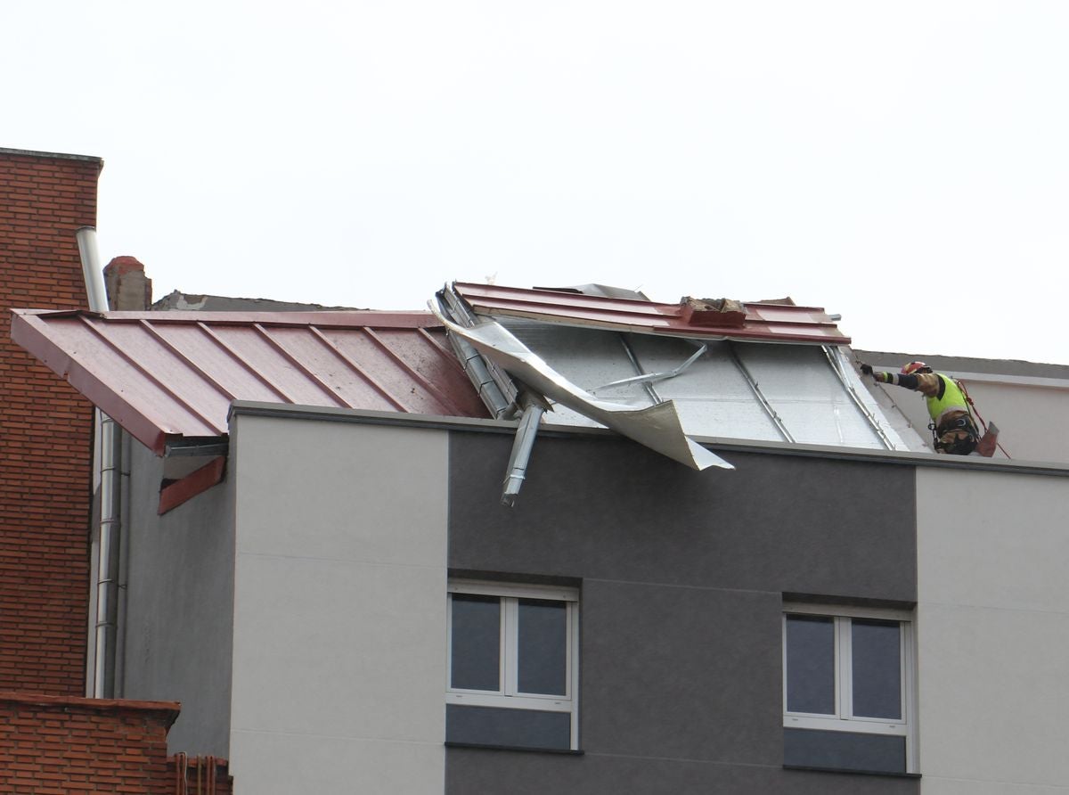 El viento vuela un tejado en León