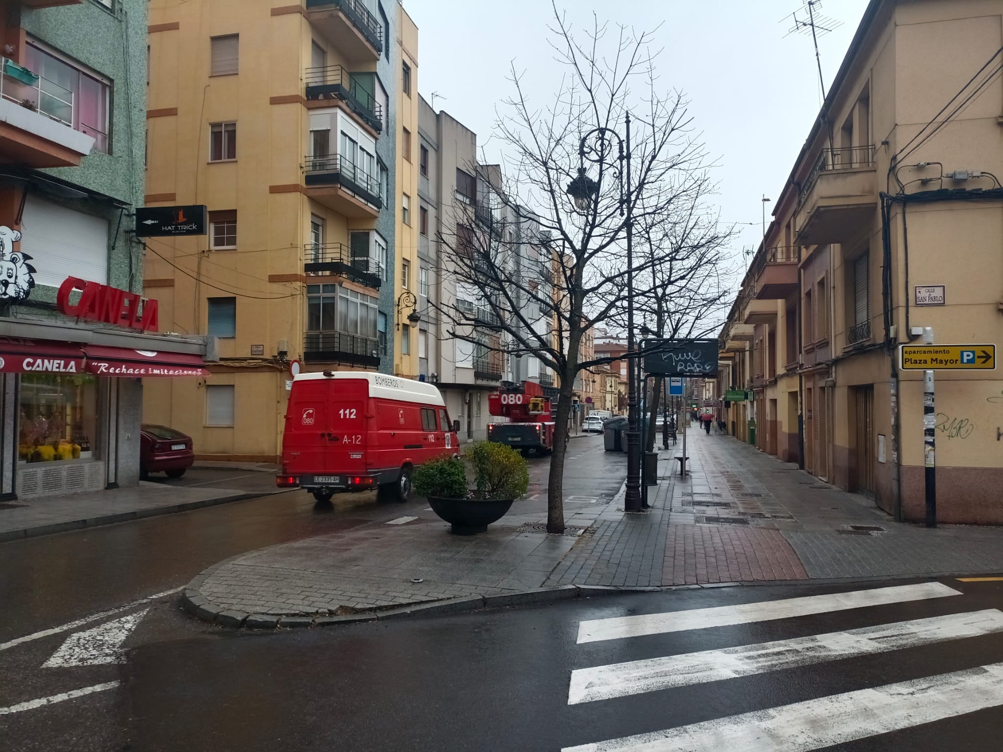 Los Bomberos del Ayuntamiento de León circulan por la avenida José María Fernández a un aviso. 