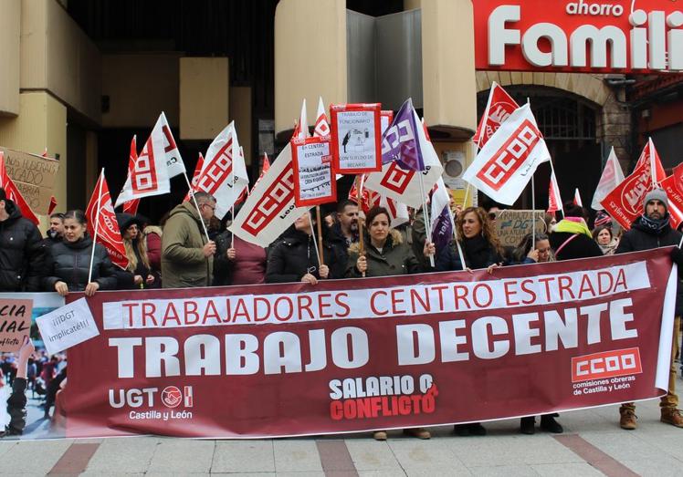 Los trabajadores del Centro Estrada se concentraron frente a la Jefatura Provincial de Tráfico de León.