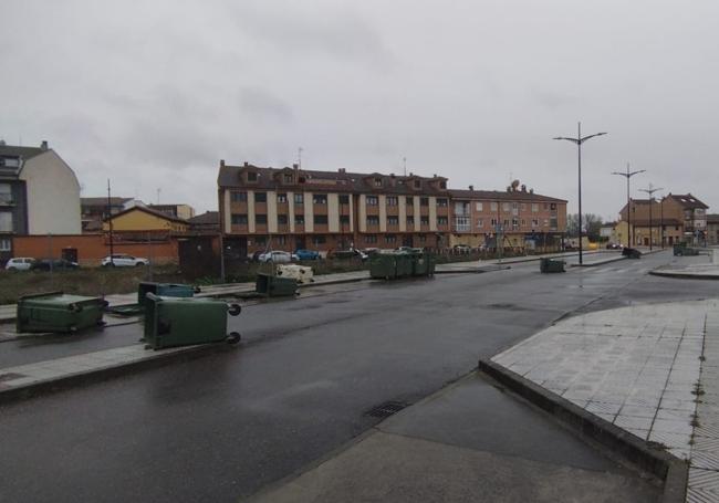 Contenedores caídos en Villaquilambre por el viento.