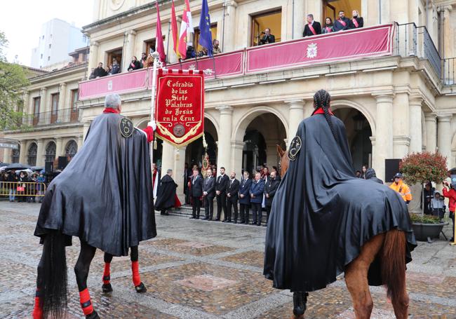 El abad de la Cofradía de las Sieta Palabras inaugura el acto, lamentando la lluvia y anunciando que solo se hará una parada del Pregón a Caballo.