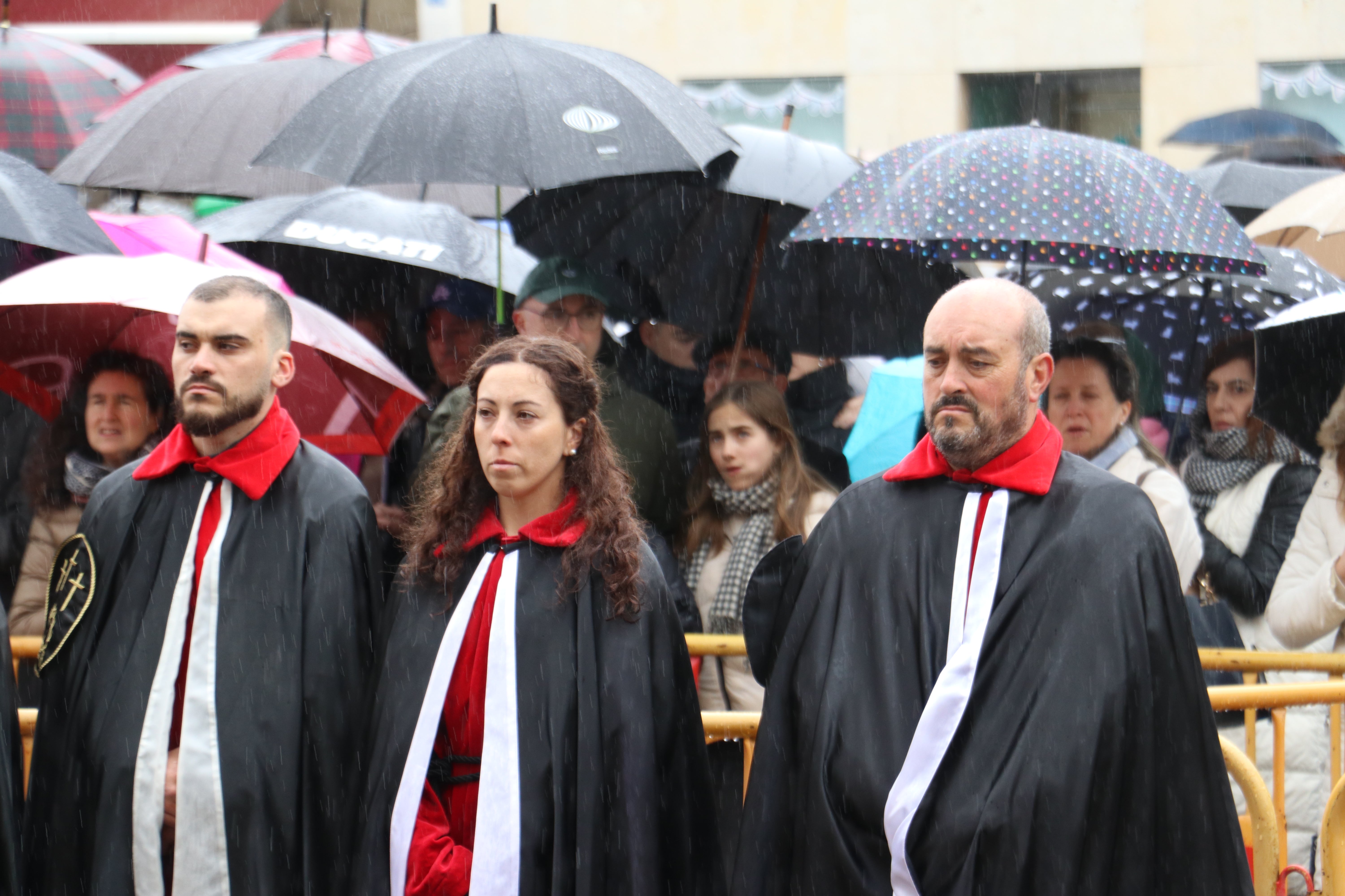 Túnicas caladas y un Pregón de las Siete Palabras pasado por agua