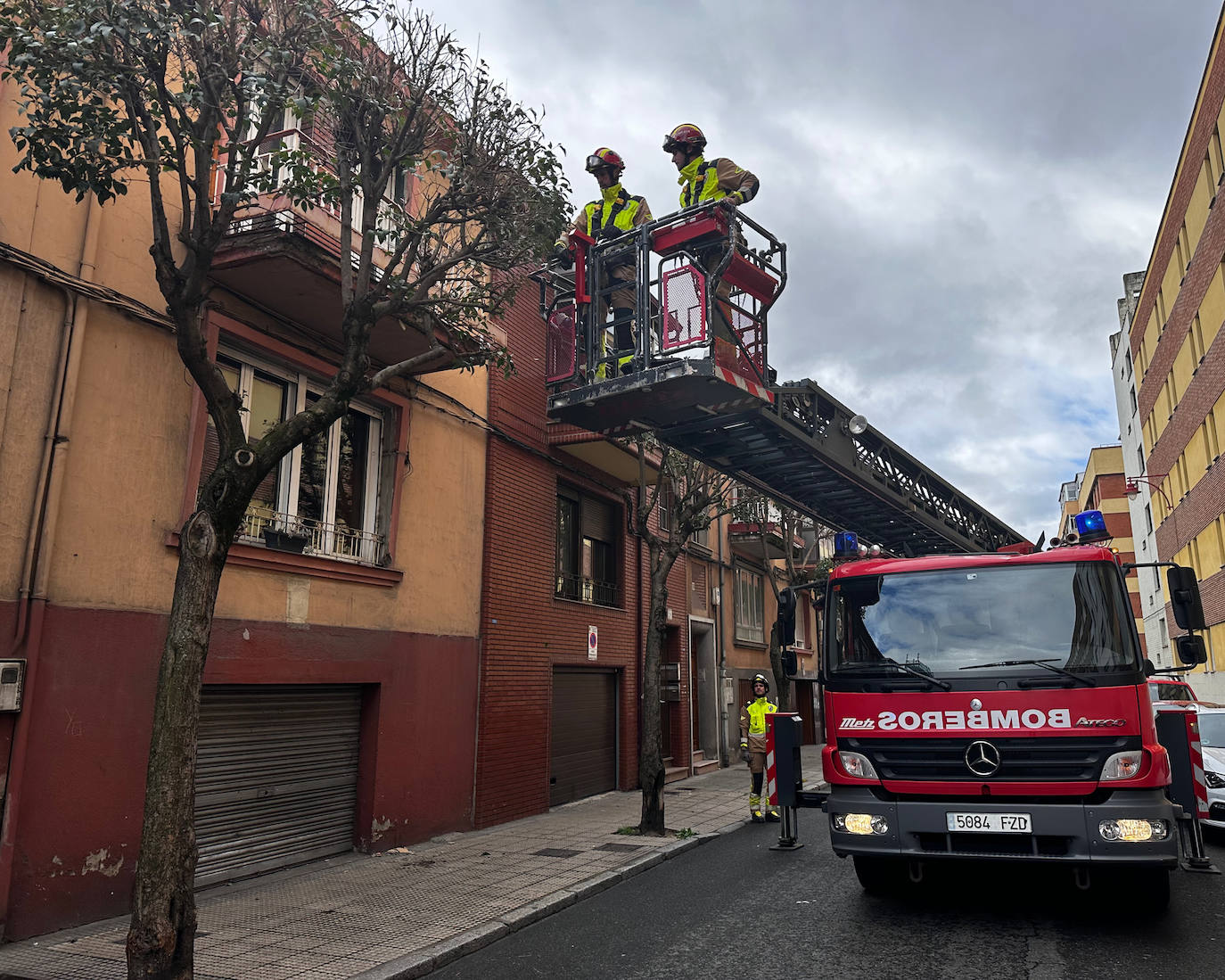 Efectivos del Parque de Bomberos de León han intervenido en diversos puntos de la capital y el alfoz para atajar los efectos que la borrasca Nelson ha dejado en distintos escenarios