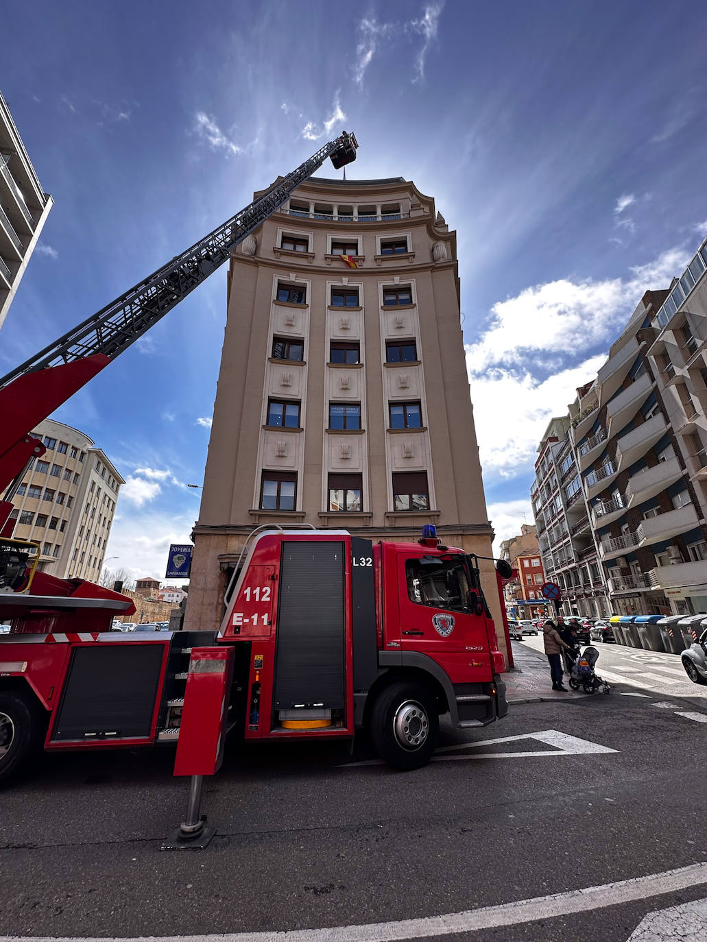 Efectivos del Parque de Bomberos de León han intervenido en diversos puntos de la capital y el alfoz para atajar los efectos que la borrasca Nelson ha dejado en distintos escenarios
