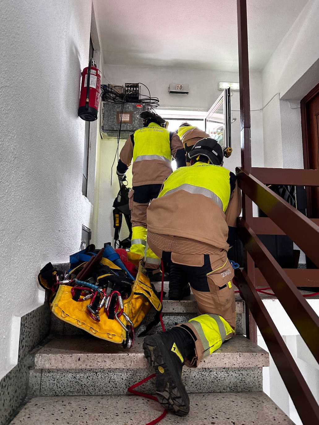 Efectivos del Parque de Bomberos de León han intervenido en diversos puntos de la capital y el alfoz para atajar los efectos que la borrasca Nelson ha dejado en distintos escenarios