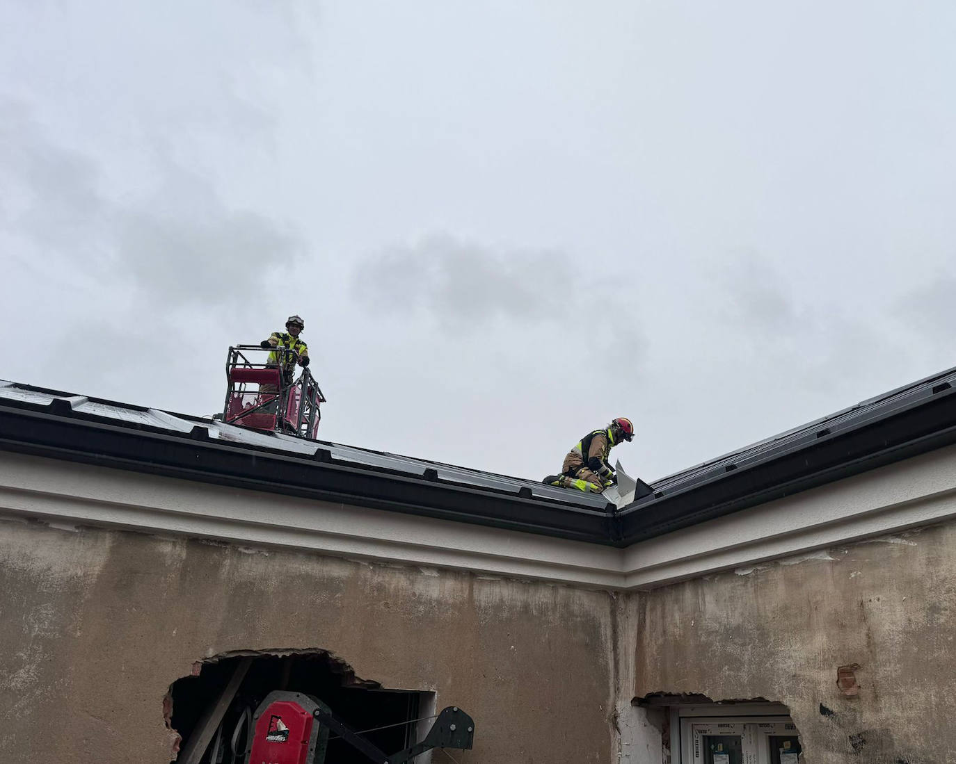 Efectivos del Parque de Bomberos de León han intervenido en diversos puntos de la capital y el alfoz para atajar los efectos que la borrasca Nelson ha dejado en distintos escenarios
