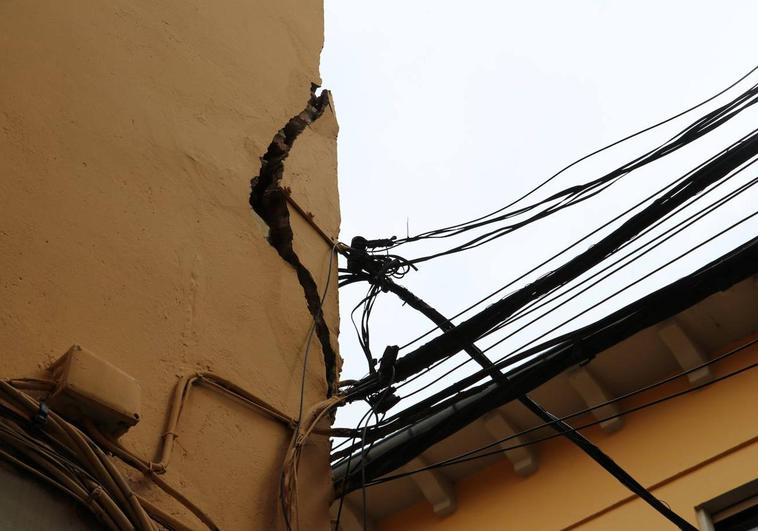 Edificio con parte de la fachada desprendida.