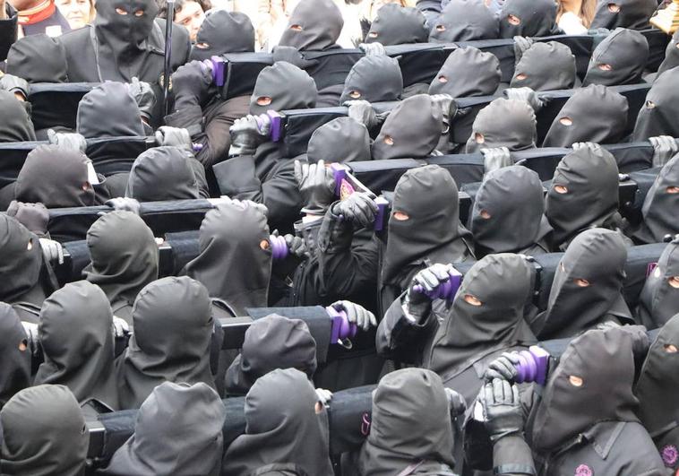 Acto central de la Procesión de los Pasos, con los braceros de San Juan y la Madre Dolorosa fundiéndose.